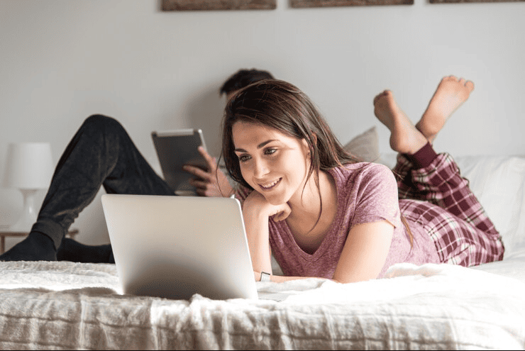 Pareja disfrutando del Internet simétrico