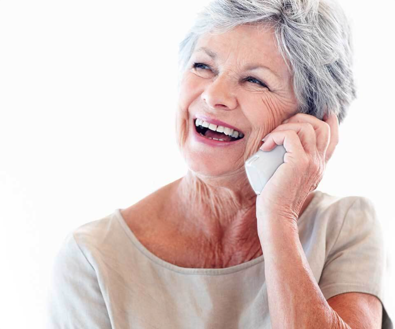 Señora mayor utilizando telefonía fija para hablar